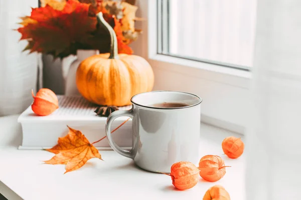 Осенний натюрморт на окне из сухих листьев и тыквы — стоковое фото