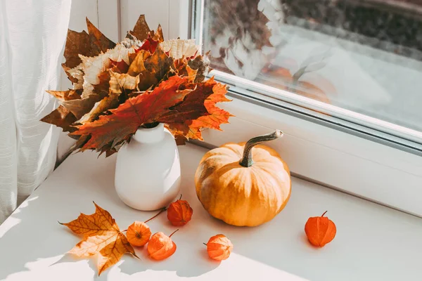 Mevsimlik sonbahar ev dekorasyonu. Hygge tarzında rahat bir hayat. — Stok fotoğraf