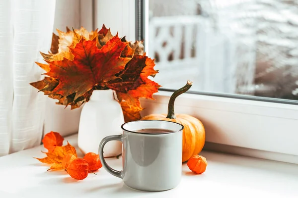 乾燥した葉やカボチャの窓の秋の静物画 — ストック写真