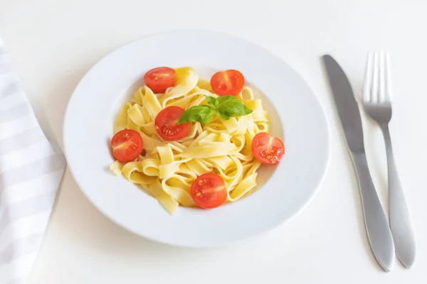 Massa italiana fresca com tomate cereja, queijo e manjericão. Esparguete vegetariano. Alimentos saudáveis. — Fotografia de Stock