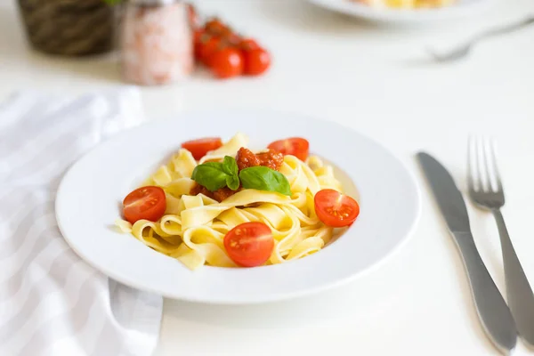 Massa italiana fresca com tomate cereja, queijo e manjericão. Esparguete vegetariano. Alimentos saudáveis. — Fotografia de Stock