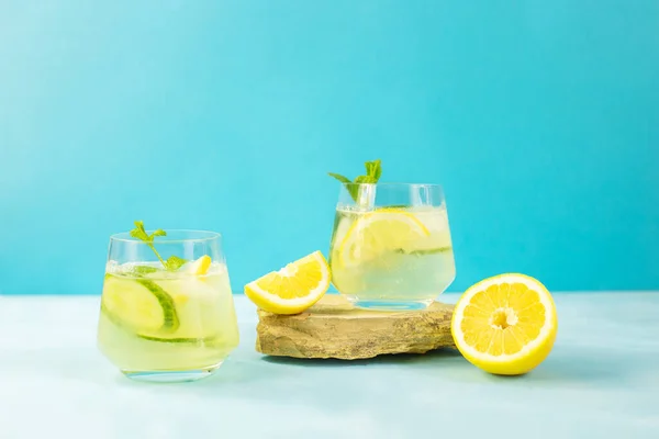 Свежий детоксикационный напиток с огурцом и ломтиками лимона, с мятой. Летний коктейль. Концепция здорового питания — стоковое фото