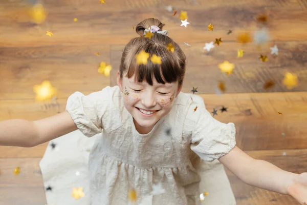 Retrato Una Chica Bonita Con Lentejuelas Forma Estrella Cara Chica —  Fotos de Stock