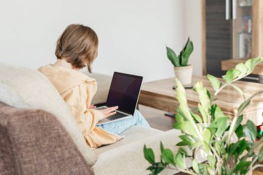Mesafe öğrenme. İnternette okuyan kız öğrenci ya da internetten bilgisayar kullanarak iletişim kuran. Çevrimiçi evde eğitim gören çocuklar kavramı