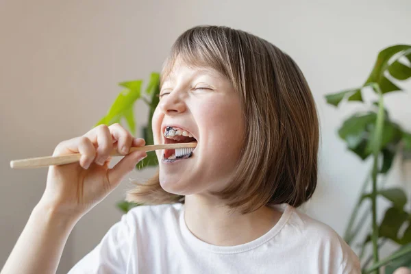 Une Fille Brosse Les Dents Avec Une Brosse Dents Écologique — Photo