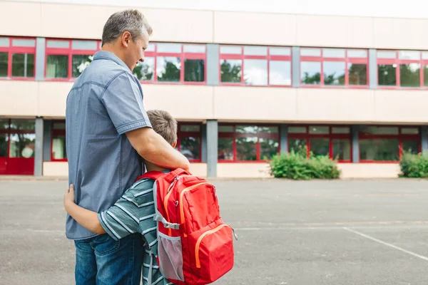 Happy Dad Hugs Child Schoolboy Escorts Him School Beginning Lessons — 스톡 사진