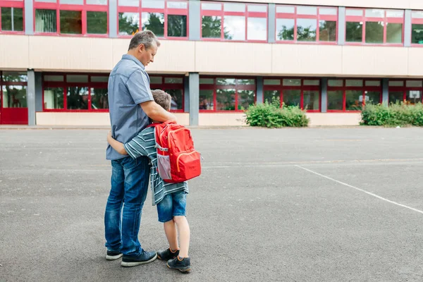 Happy Dad Hugs Child Schoolboy Escorts Him School Beginning Lessons — Fotografia de Stock