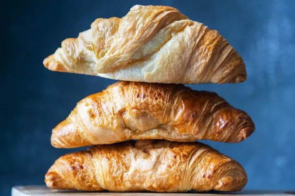 Fresh Fragrant Croissants Lie Cutting Board Close Home Baking Bakery — Photo