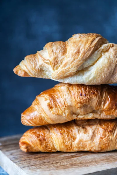 Fresh Fragrant Croissants Lie Cutting Board Close Home Baking Bakery — Foto de Stock