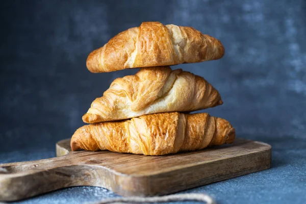 Fresh Fragrant Croissants Lie Cutting Board Close Home Baking Bakery — Foto de Stock