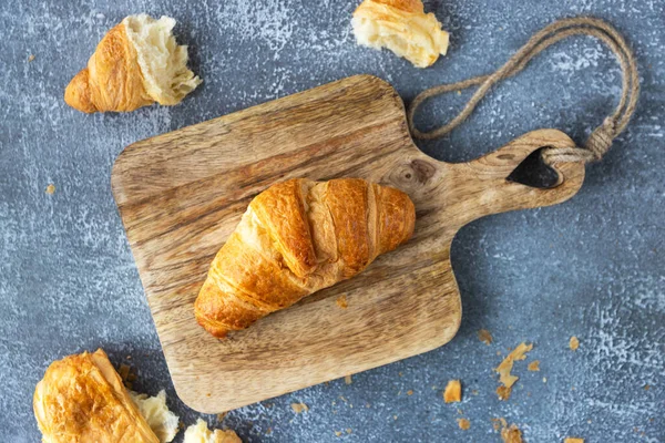 Des Croissants Frais Reposent Sur Une Planche Découper Vue Dessus — Photo