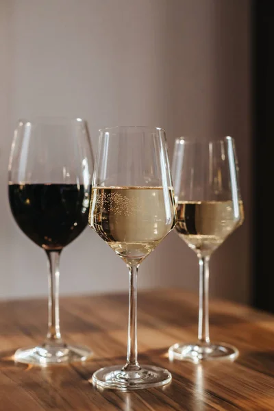 Festa Della Casa Tre Bicchieri Vino Rosso Bianco Sul Tavolo — Foto Stock