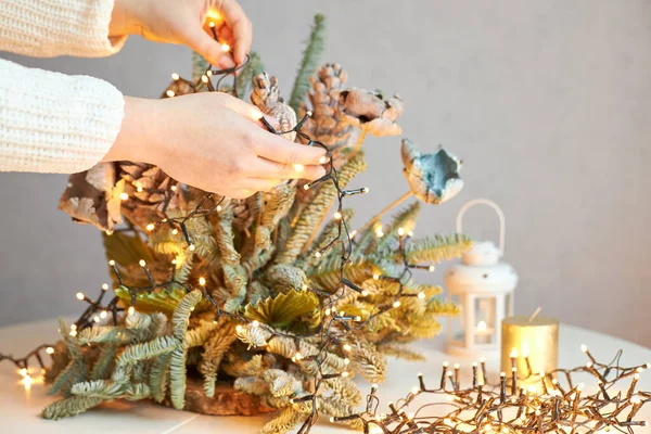 Dívčí Ruce Zdobí Vánoční Ozdoby Jedlových Větví Věncem Světel Dekorace — Stock fotografie