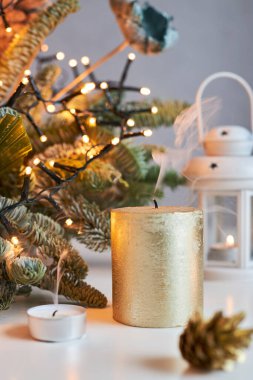 Sönmüş bir mum, evdeki Noel süslemesinin arka planına karşı..