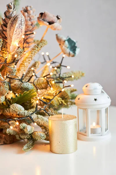 Vánoční Ozdoba Jedlových Větví Věncem Světel Svíčkou Stole Nový Rok — Stock fotografie