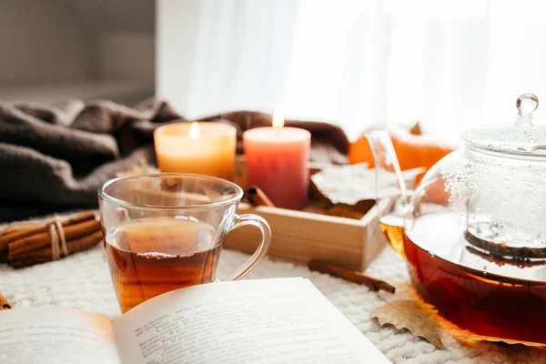 Sonbahar Havası Yanan Bir Mum Bir Kitap Sıcak Bir Çaydanlık — Stok fotoğraf