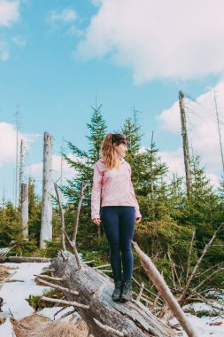 Kız Bahar Ormanı 'nda yürüyüş yapmakla meşgul. Spor ve açık hava aktiviteleri. Sağlıklı yaşam tarzı.