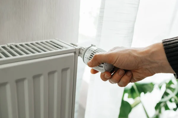 Homem Regula Temperatura Radiador Casa Aumento Dos Preços Aquecimento Nas — Fotografia de Stock