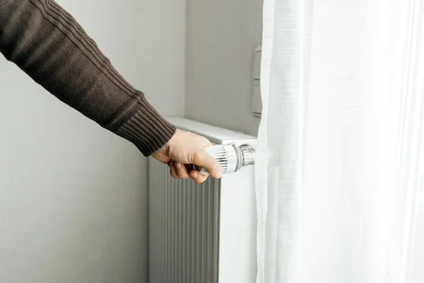 Een Man Regelt Temperatuur Radiator Thuis Stijgende Prijzen Voor Verwarming — Stockfoto