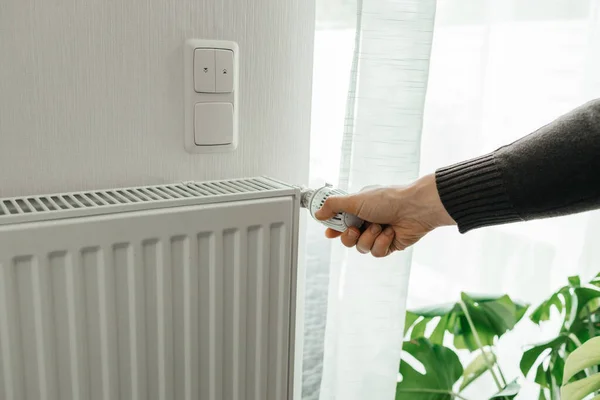 Een Man Regelt Temperatuur Radiator Thuis Stijgende Prijzen Voor Verwarming — Stockfoto