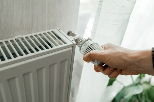 Een Man Regelt Temperatuur Radiator Thuis Stijgende Prijzen Voor Verwarming — Stockfoto