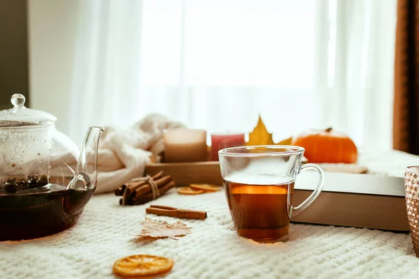 秋の構図 1杯の熱いお茶 キャンドル ニットセーター ベージュのティーポットが演奏されました 秋の気分 ロマンチックな雰囲気 — ストック写真