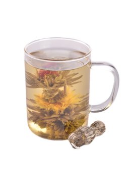 Bir fincan yeşil çay.