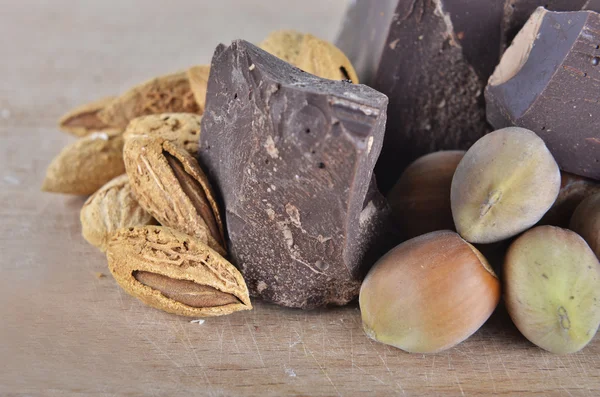 Stukjes chocolade met noten — Stockfoto