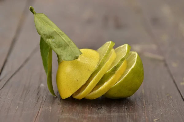 Citron på naturliga bakgrund — Stockfoto