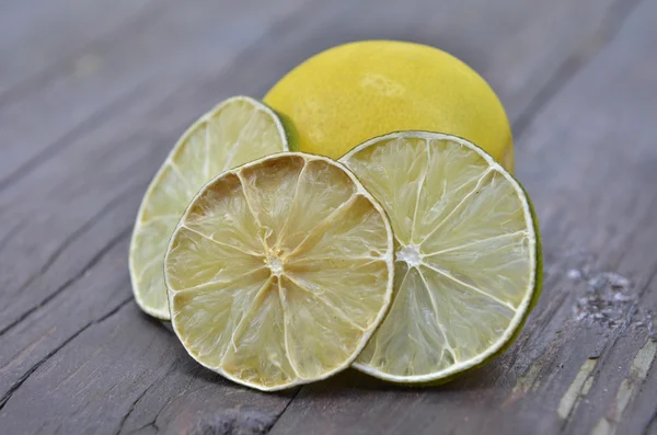 Limón sobre fondo natural —  Fotos de Stock