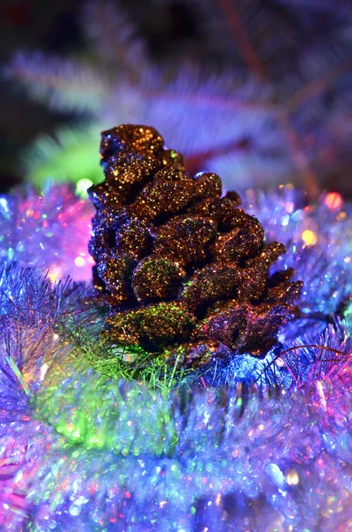 Рождественские сосновые шишки — стоковое фото