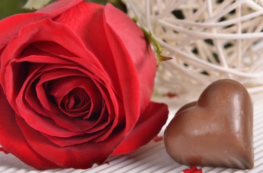 kırmızı gül ve çikolatalar