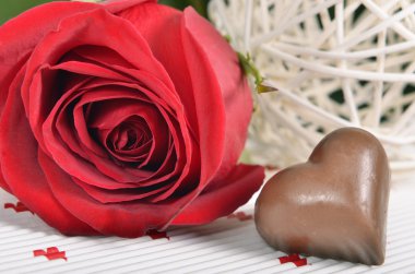 kırmızı gül ve çikolatalar