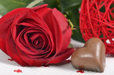 kırmızı gül ve çikolatalar