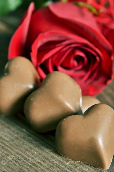Rosa roja y chocolates —  Fotos de Stock