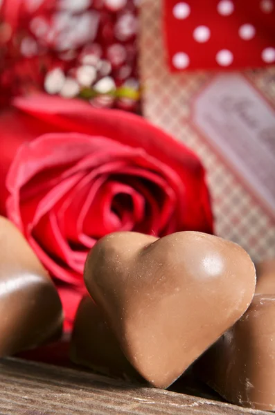 Rosa vermelha e chocolates — Fotografia de Stock