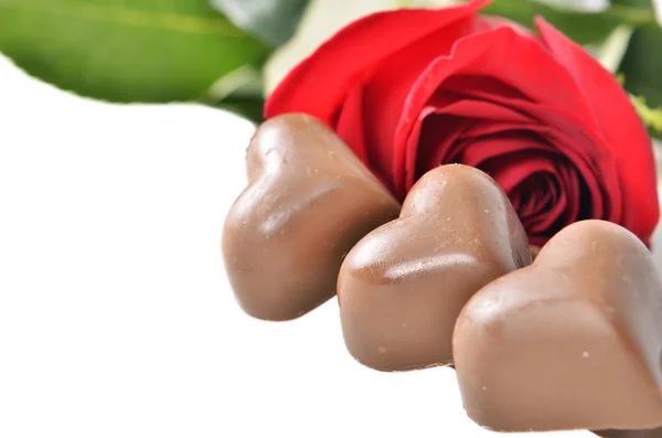 Rosa vermelha e chocolates — Fotografia de Stock