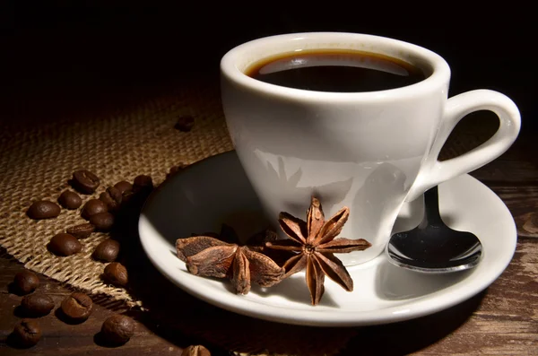 Tasse mit Kaffee und Gewürzen — Stockfoto