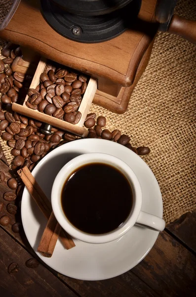 Kopp med kaffe och kryddor — Stockfoto