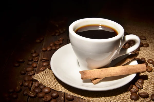 Cup met koffie en specerijen — Stockfoto