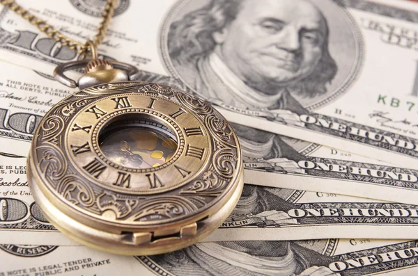 Reloj de bolsillo con dinero — Foto de Stock