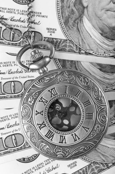 Карманные часы на деньги — стоковое фото