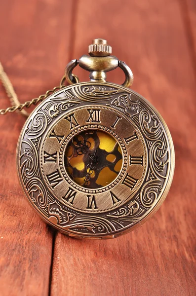 ahşap zemin üzerinde cep saati