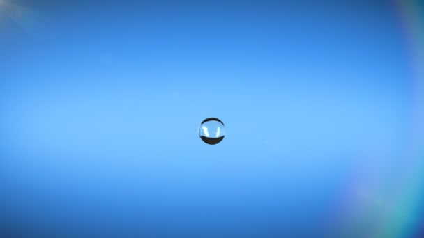 Gota de agua cayendo sobre fondo azul y salpicaduras en cámara lenta, HD y máscara alfa . — Vídeos de Stock