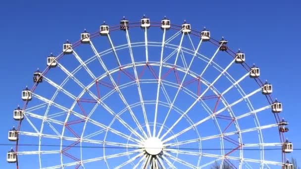 Ferris wheel on the blue sky in hd. — Stock Video