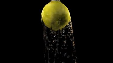 Yeşil elma ve siyah arka plan, hd 1080, Alfa ile su akan.