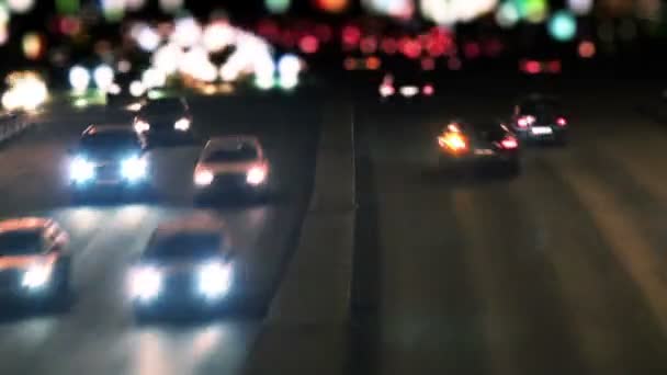 Verkehr auf der Autobahn in der Nacht. — Stockvideo
