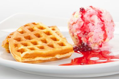 dondurma ve şurubu ile Belçika waffle