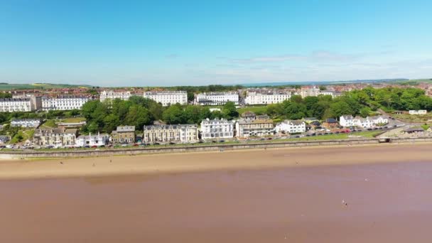 Flygbilder Från Strandpromenaden Staden Filey Storbritannien Som Visar Människor Som — Stockvideo