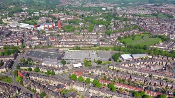 Luftaufnahmen der britischen Stadt Harrogate, einer Stadt in North Yorkshire, England, östlich des Yorkshire Dales Nationalparks im Sommer mit Wohnsiedlungen